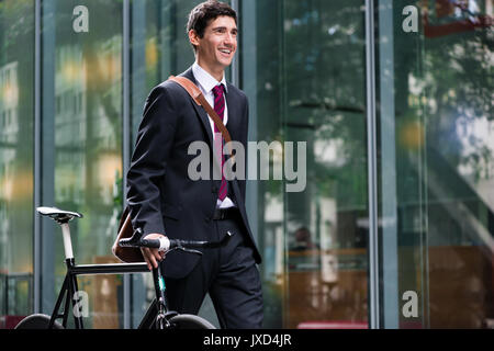 Happy active jeune homme marchant à l'emploi après location commutin Banque D'Images