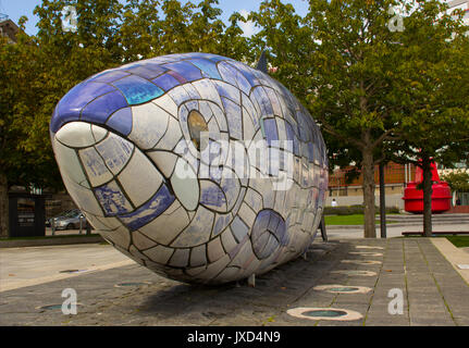 Les grands poissons colorés du saumon de la connaissance de la sculpture dans la zone piétonne sur la Donegall Quay à Belfast's dockland que a été réaménagée int Banque D'Images