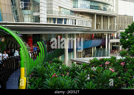 Une passerelle eco neo soho central park mall, Jakarta, Indonésie Banque D'Images