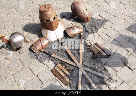 L'armure de chevalier médiéval, casques, chain mail, épées, d'un pavement Banque D'Images