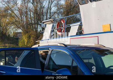 Ferry à Dormagen zons du Rhin en Allemagne. Banque D'Images