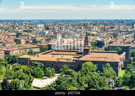 Vue aérienne de la tour Branca (Torre Branca) du château Sforza (Castello Sforzesco) et la ville de Milan, Italie Banque D'Images