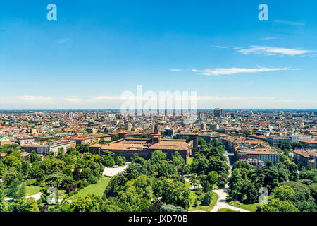 Vue aérienne de la tour Branca (Torre Branca) du château Sforza (Castello Sforzesco) et la ville de Milan, Italie Banque D'Images