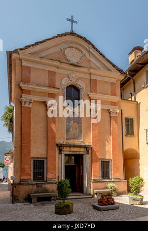 Façade de l'ancienne église de San Rocco dans village touristique historique, tourné sur un jour à Orta San Giulio, Novara, Cusio, Italie Banque D'Images