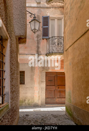 Croisement de rues étroites de village touristique historique, tourné sur un jour à Orta San Giulio, Novara, Cusio, Italie Banque D'Images
