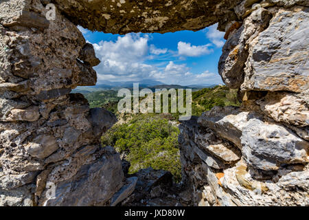 Praxinoscope château sur une belle journée, vue à travers une des fenêtres, l'île de Rhodes, Grèce Banque D'Images