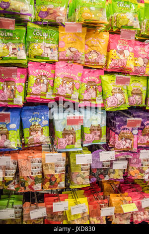 Les enfants de bonbons à afficher dans un magasin M&S. Angleterre, Royaume-Uni Banque D'Images