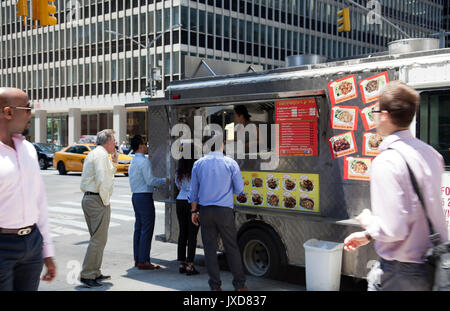 Camion alimentaire sur la 6e Avenue à Manhattan - New York - USA Banque D'Images