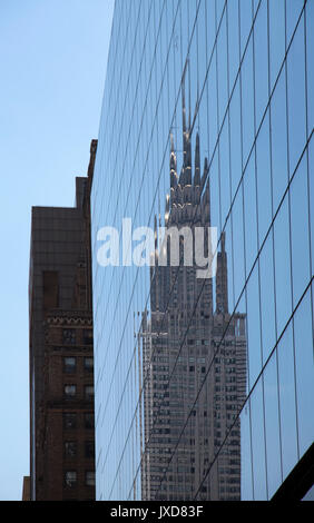 Chrysler Building reflète dans New York - Etats-Unis Banque D'Images