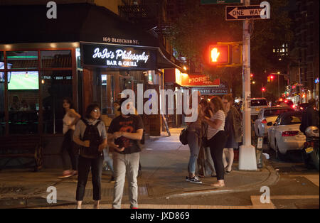 Coin des rues Bleecker et Mac Dougal à nuit à New York - USA Banque D'Images