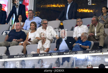 01.08.2017, Fussball 1.liga 2017-2018, AUDI-Cup 2017, Halbfinale FC Bayern München - FC Liverpool, dans der Allianz-Arena München, Ehrengäste, li : Präsident Uli Hoeness (FC Bayern), re : Vorstandsvorsitzender Karl-Heinz Rummenigge (FC Bayern München). unten : Martin Winterkorn. Photo : Cronos/MIS Banque D'Images