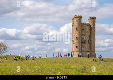 Broadway Tower sur une longue journée d'été près de Broadway, les Cotswolds, Worcestershire, Angleterre, RU Banque D'Images