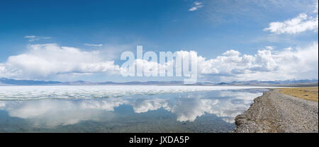 Vue panoramique de nuages blancs moelleux reflétant des surface du lac Banque D'Images