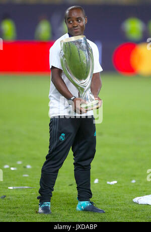 L'entraîneur adjoint du Real Madrid Hamidou Msaidie tenant le trophée Super Coupe au cours de la Super Coupe de l'UEFA match à la Philip II Arena, Skopje, Macédoine. Banque D'Images