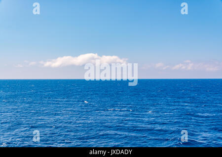 Beau bleu de la mer et les nuages subtils en croisière Banque D'Images