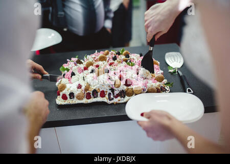 Magnifique mariée élégante et élégante coupe marié et dégustation de gâteau de mariage blanc inhabituelle. POV voir Banque D'Images