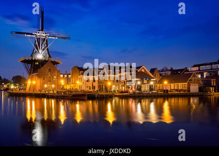 Harlem monument moulin de Adriaan sur la rivière Spaarne. Harlem, Banque D'Images