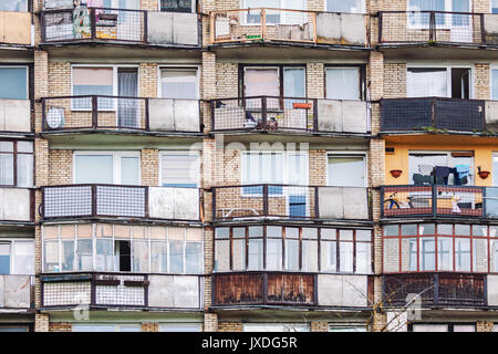 La façade de l'immeuble résidentiel ancien patiné avec des balcons et des fenêtres Banque D'Images