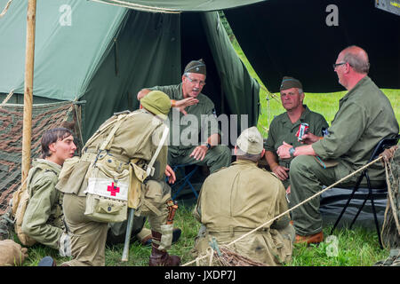 Des reconstitutions historiques en costumes soldat en campement militaire lors de la re-enactment à militaria juste Banque D'Images