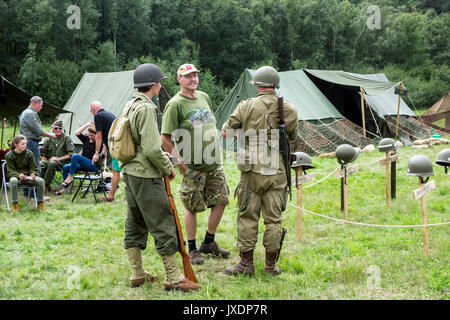 De reconstitution historique dans WW2 soldat US en tenues campement militaire de l'armée de parler pendant les amateurs de re-enactment à militaria juste Banque D'Images