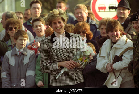 Diana, princesse de Galles smiling au cours de sa visite à la base de la RAF à Francfort, Allemagne. Banque D'Images