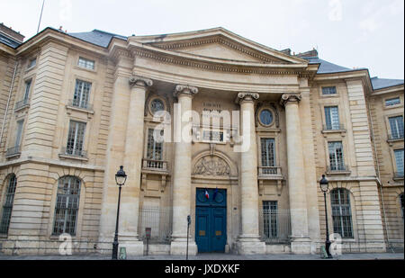 PARIS, FRANCE - Le 8 juin 2017 : Construction de Faculte de Droit (Faculté de Droit de Paris) à Paris. La prestigieuse Université Paris Descartes a plus de 34000 stu Banque D'Images