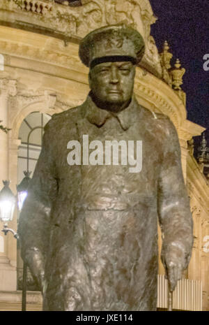 Statue de Winston Churchill près du Petit Palais à Paris la nuit. France Banque D'Images