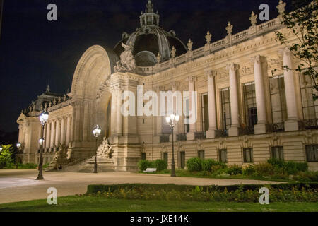 Le Petit Palais à Paris la nuit. France Banque D'Images