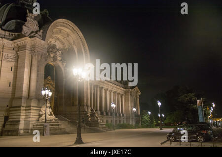 L'entrée principale du Petit Palais la nuit. Paris, France Banque D'Images