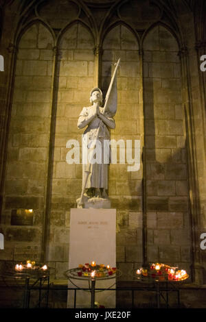 Statue de st. Jeanne d'Arc à la Cathédrale Notre-Dame de Paris, France Banque D'Images