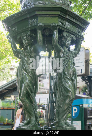 Piscine en plein air avec des femmes fontaine sculpture groupe près de l'église Saint-Sulpice sur Rue Bonaparte, Paris, France Banque D'Images