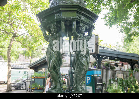 Piscine en plein air avec des femmes fontaine sculpture groupe près de l'église Saint-Sulpice sur Rue Bonaparte, Paris, France Banque D'Images