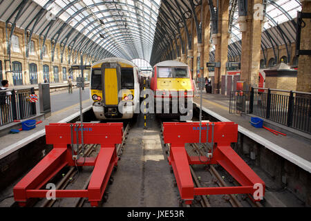 La côte est vierge et Great Northern de train à London Kings Cross station Banque D'Images