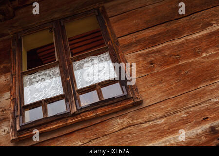 Partie d'une vieille maison de bois, détails de mur et fenêtre. Banque D'Images