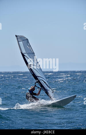 Planche à voile à Loutsa, Attique, Grèce Banque D'Images