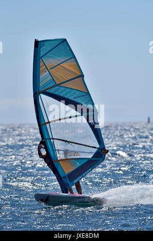 Planche à voile à Loutsa, Attique, Grèce Banque D'Images