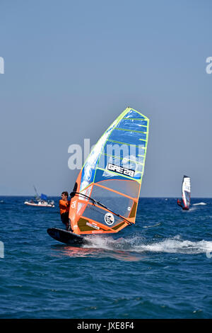 Planche à voile à Loutsa, Attique, Grèce Banque D'Images