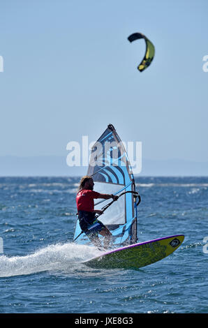 Kite Surf et planche à voile à Loutsa, Attique, Grèce Banque D'Images