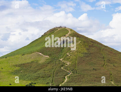 North York Moors National Park, North Yorkshire, Angleterre, Royaume-Uni. Août 15, 2017. Météo : les personnes bénéficiant de l'ensoleillement et vue depuis le sommet de la garniture Roseberry ( surnommé le Yorkshire Matterhorn en raison de la forme semblable ) sur une glorieuse mardi dans Yorkshire du Nord Credit : ALAN DAWSON/Alamy Live News Banque D'Images