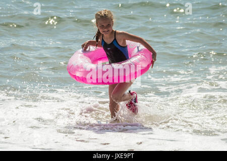 West Bay, Dorset, UK. 15 août, 2017. Météo France : les habitants et les vacanciers profitez d'une chaude après-midi ensoleillée à bronzer et nager à la station balnéaire de West Bay. Crédit Photo : Guy Josse/Alamy Live News Banque D'Images