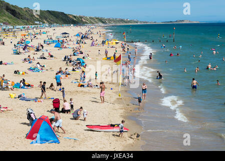 Boscombe Beach, Bournemouth, Dorset, Angleterre, Royaume-Uni, 15th août 2017. Une magnifique journée d'été sur les kilomètres de sable doré qui font de ces plages les plus populaires de la côte sud. Une période de temps stable amène de nombreuses familles, couples et amateurs de loisirs à la côte au milieu des vacances d'été pour profiter du ciel bleu et du soleil éclatant. Banque D'Images