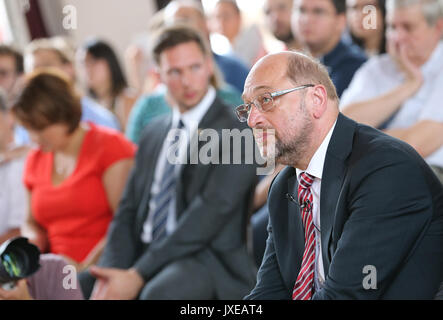 Berlin, Allemagne. Août 15, 2017. Le Parti social-démocrate d'Allemagne (SPD) président et premier candidat Martin Schulz (R) se trouve entre les deux invités de la Deutsche Institut für Wirtschaftsforschung (DIW) (Institut allemand de recherche économique) à Berlin, Allemagne, 15 août 2017. Schulz a tenu son discours de Berlin, sur l'intégration politique, il y. Photo : Wolfgang Kumm/dpa/Alamy Live News Banque D'Images