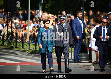 Varsovie, Pologne, le 15 août 2017 : la journée de célébration de l'armée polonaise est titulaire d'un défilé militaire des forces armées de l'air et sur le 97e anniversaire de la bataille de Varsovie en 1920. Des troupes, des chars et des véhicules, comme les avions MiG-29s, Apache AH-64s, Black Hawks, M1 Abrams et de forces spéciales hits la ville de Varsovie. Les soldats de l'OTAN, des milliers de visiteurs, Président Andrzej Duda, Premier Ministre Beata Szydlo et le ministre de la défense, Antoni Macierewicz inscrivez-vous l'événement officiel. L'armée polonaise célèbre le 97e anniversaire de la bataille de Varsovie en 1920. Credit : Jake Ratz/Alamy Live News Banque D'Images