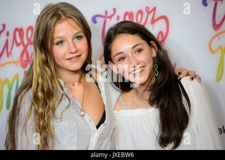 Berlin, Allemagne. Août 15, 2017. Les deux actrices Emily Kusche (L-R) et de flore Thiemann assister à la première du film 'Tiegermilch' à Berlin, Allemagne, 15 août 2017. Photo : Gregor Fischer/dpa/Alamy Live News Banque D'Images