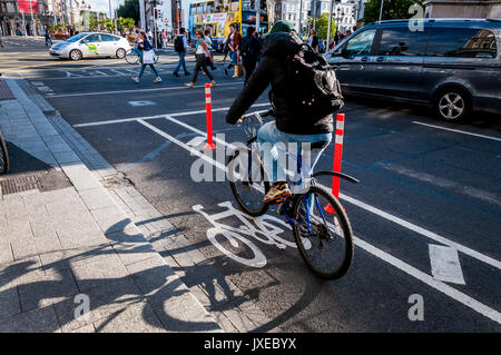 Dublin, Irlande. Les pistes cyclables de la rue O'Connell sont maintenant protégées par des poteaux en plastique orange fluorescent comme nouvelle mesure de protection pour les cyclistes de la capitale irlandaise. Banque D'Images