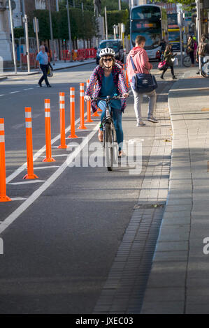 Dublin, Irlande. 15 août 2017. Pistes cyclables sur O'Connell Street sont maintenant protégés par des poteaux en plastique orange fluorescent comme une nouvelle mesure de protection pour les cyclistes dans la capitale irlandaise. Crédit : Richard Wayman/Alamy Live News Banque D'Images