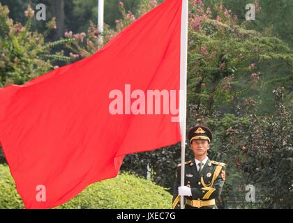 Beijing, Chine. Août 15, 2017. L'Armée de libération du peuple chinois sur la garde d'honneur tenir un drapeau rouge au cours d'une cérémonie d'arrivée de l'Américain pour le président de l'état-major général Joseph Dunford au bâtiment Bayi le 15 août 2017 à Beijing, Chine. Dunford est à Beijing pour renforcer la communication entre les deux armées au milieu des tensions concernant la Corée du Nord. Credit : Planetpix/Alamy Live News Banque D'Images