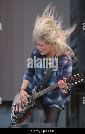 Budapest, Hongrie. Août 15, 2017. La chanteuse américaine Alison Mosshart, membre de l'indie rock 'Le tue", effectue au 25e Festival Sziget à Budapest, Hongrie, le 15 août 2017. Le Sziget festival a lieu du 9 août au 16 août. Credit : Attila Volgyi/Xinhua/Alamy Live News Banque D'Images