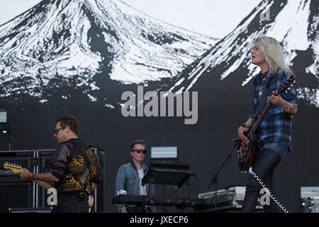 Budapest, Hongrie. Août 15, 2017. La chanteuse américaine Alison Mosshart (R), membre de l'indie rock 'Le tue", effectue au 25e Festival Sziget à Budapest, Hongrie, le 15 août 2017. Le Sziget festival a lieu du 9 août au 16 août. Credit : Attila Volgyi/Xinhua/Alamy Live News Banque D'Images