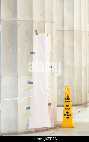 Washington, DC, USA. Août 15, 2017. Une colonne de tapissés avec peint à la bombe des graffitis juron est vu la Lincoln Memorial à Washington, DC, États-Unis, le 15 août, 2017. Credit : Yin Bogu/Xinhua/Alamy Live News Banque D'Images